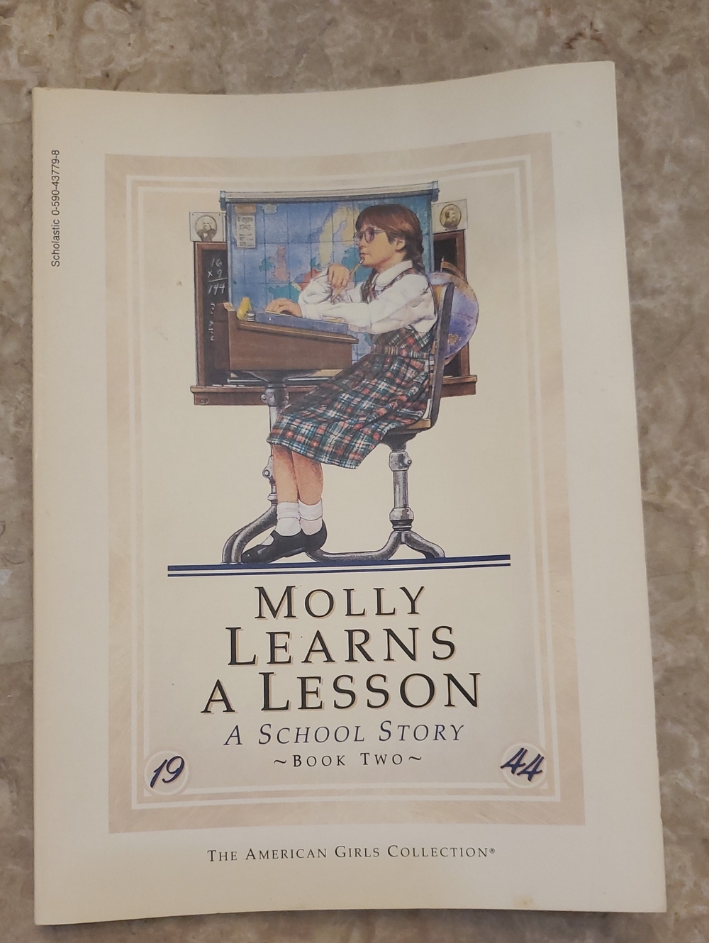 The American Girls Molly Learns a Lesson Book - Book 2